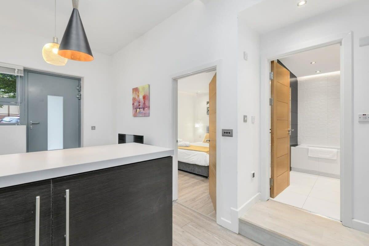 Modern 1 Bedroom Apartment In Central Woking Eksteriør bilde