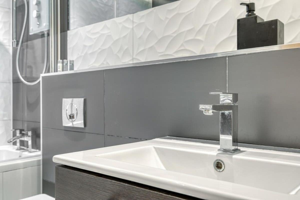 Modern 1 Bedroom Apartment In Central Woking Eksteriør bilde