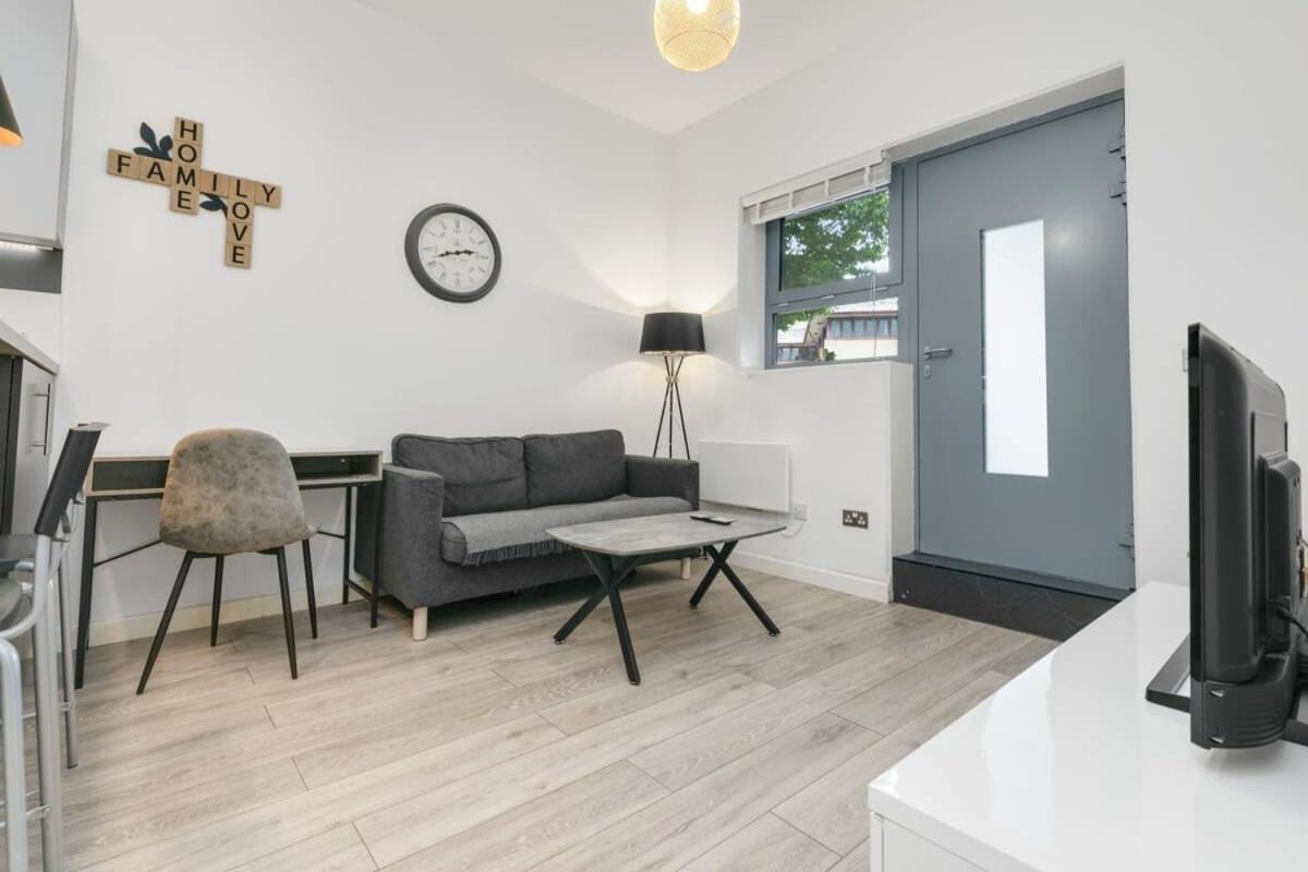 Modern 1 Bedroom Apartment In Central Woking Eksteriør bilde