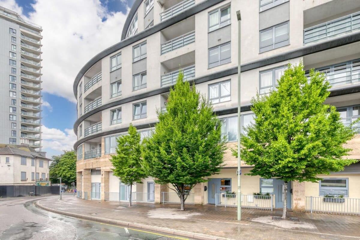 Modern 1 Bedroom Apartment In Central Woking Eksteriør bilde